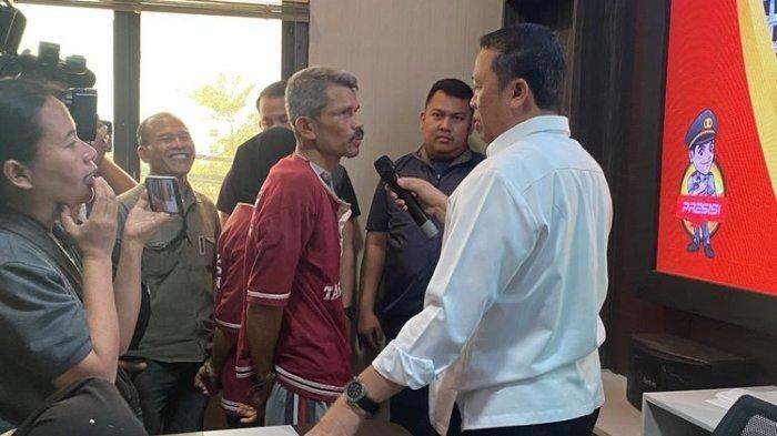 Pelaku Yusuf dan Sri (berjilbab) yang membantu penjemputan 4 tahanan Mapolda Lampung, Rabu (19/12/2023).(KOMPAS.COM/TRI PURNA JAYA)