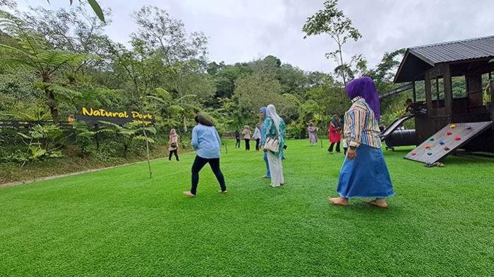 Pengunjung menikmati wisata Natural Park di Aceh Tengah.