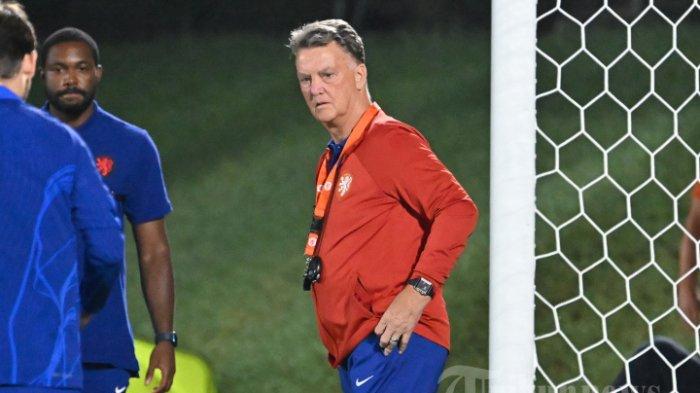 Louis Van Gaal (kanan) mengikuti sesi latihan timnas Belanda di Universitas Qatar, Doha, pada 8 Desember 2022 menjelang pertandingan sepak bola perempat final Piala Dunia Qatar 2022 antara Argentina dan Belanda.