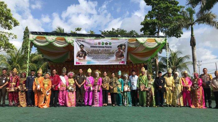 10 pasutri di Kabupaten Gorontalo ikuti isbat nikah massal di Halaman Kantor Kejari Kabupaten Gorontalo, Kamis (21/11/2024).