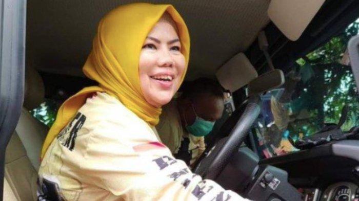 Idah Syahidah tersenyum menanggapi dirinya masuk calon gubernur (cagub) unggulan dari Partai Golkar.