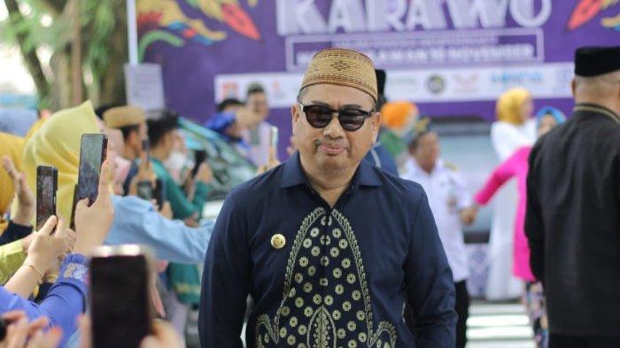 Bupati Bone Bolango, Hamim Pou saat mengenakan karawo Gorontalo.