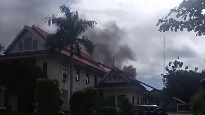Potret asap hitam di belakang kantor Balai Pelestarian Kebudayaan (BPK) Wilayah 17 Sulut Gorontalo. Kebakaran kini ditangani oleh Damkar setempat.