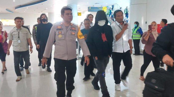 Ahmad Dhani menggunakan penutup kepala dan masker saat tiba di Bandara Djalaluddin Gorontalo. Tampak ia didampingi Kapolsek Bandara Djalaludin, Iptu Ismet Ishak, Rabu (12/6/2024).