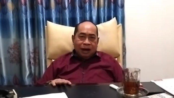 Adhan Dambea berada di ruang kerjanya di AD Center, Jl Jaksa Agung Suprapto, Kota Gorontalo.