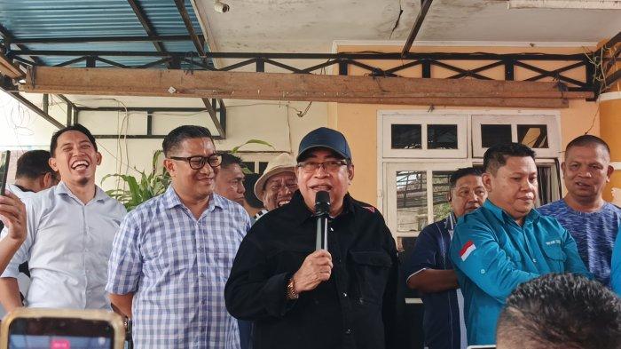 RUMAH ASPIRASI - Adhan Dambea memberikan sambutan di kediamannya atau yayasan AD Center, Rabu (5/2/2025). Adhan akan membuka layanan aspirasi rakyat setiap Sabtu-Minggu di AD Center, Jalan Jaksa Agung Suprapto, Kota Selatan, Kota Gorontalo. (Foto: TribunGorontalo.com/Arianto Panambang).