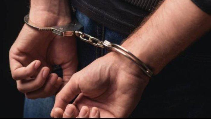 DITANGKAP POLISI -- Ilustrasi pria diborgol. Polresta Gorontalo Kota menangkap pria bernama Ahmad Hogi setelah insiden pembacokan di Kelurahan Biauwu, Kota Gorontalo. (Sumber: Think Stock)