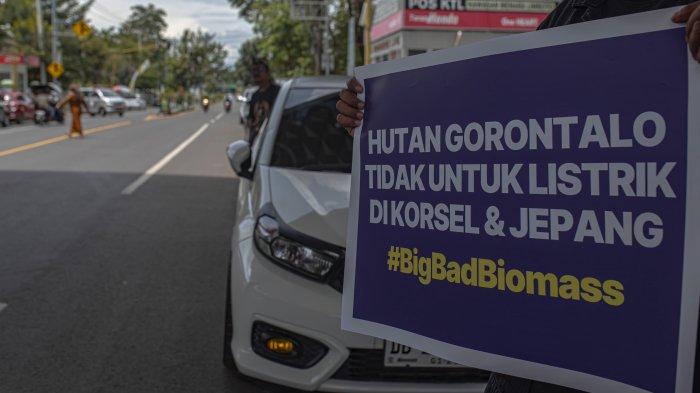 Aksi #SaveGorontalo di Menara Limboto Gorontalo, Senin (21/10/2024).