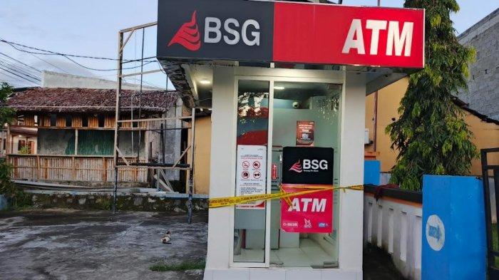 BOBOL ATM -- Seorang pria, RS, nyaris membobol ATM Bank Sulutgo di Bone Bolango, Gorontalo, Senin (07/4/2025). Diduga pria tersebut nekat gara-gara desakan ekonomi.