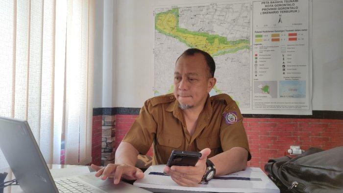 Penata Penanggulangan Bencana Bidang Pencegahan dan Kesiapsiagaan, BPBD Provinsi Gorontalo, Sofyan Adjara, saat ditemui di ruang kerjanya, Selasa (27/2/2024).