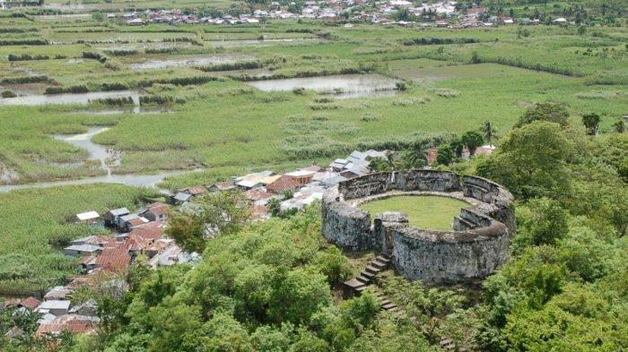 Potret Benteng Otanaha, Kota Gorontalo.