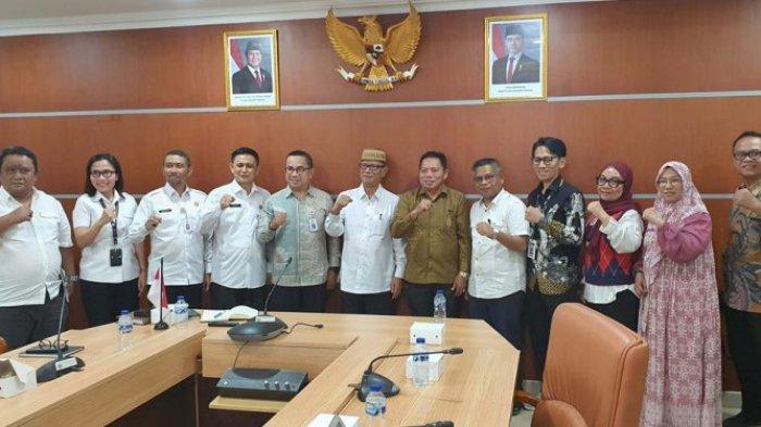 AGENDA BUPATI - Bupati Ismet Mile dan Wakil Bupati Risman Tolingguhu saat melakukan kunjungan kerja ke Kemendes PDTT RI yang diterima langsung Sekretaris Direktorat Jenderal Pengembangan Ekonomi dan Investasi Desa, Syahrul bersama jajaran Direktur terkait, Rabu (7/5/2025).