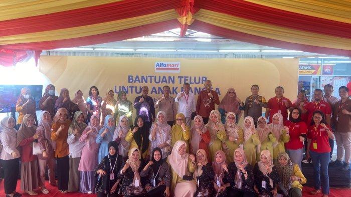 Corporate Affair Director Alfamart, Solihin foto bersama Pj Wali Kota Gorontalo Ismail Madjid, Asisten Bidang Perekonomian dan Pembangunan, Handoyo Sugiharto dan tenaga kesehatan pada Kamis 13 September 2024