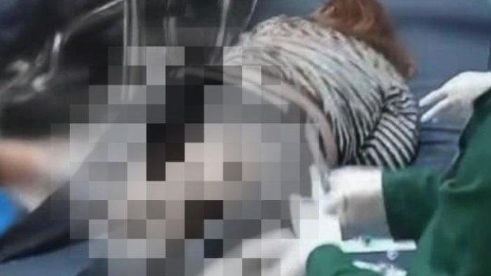 DITIKAM SUAMI - Seorang wanita ditikam suaminya, kejadian ini di Randangan, Kabupaten Pohuwato. Sang suami diduga dalam pengaruh minuman beralkohol.