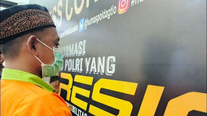 E (32) menjadi tersangka kasus pelecehan terhadap dua anak tirinya.