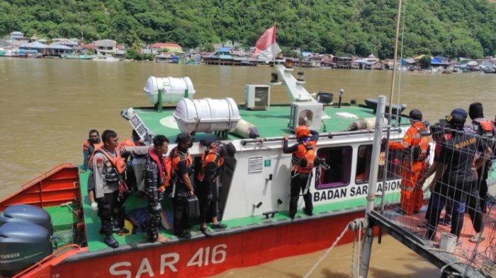 EVAKUASI JENAZAH -- Evakuasi Jenazah Salsabilah Ibrahim, Gadis Gorontalo yang melompat dari Jembatan Potanga Gorotnalo.