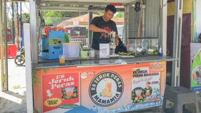 UMKM JERUK PERAS β Fandilan Umar kariyawan jeruk peras di sekitar kampus UNG, Jalan Nani Wartabone Kota Gorontalo, Jumat (4/7/2025). Fandilan merupakan ayah tiga anak yang berjuang setiap hari mengumpulkan pundi-pundi rupiah bagi keluarganya.