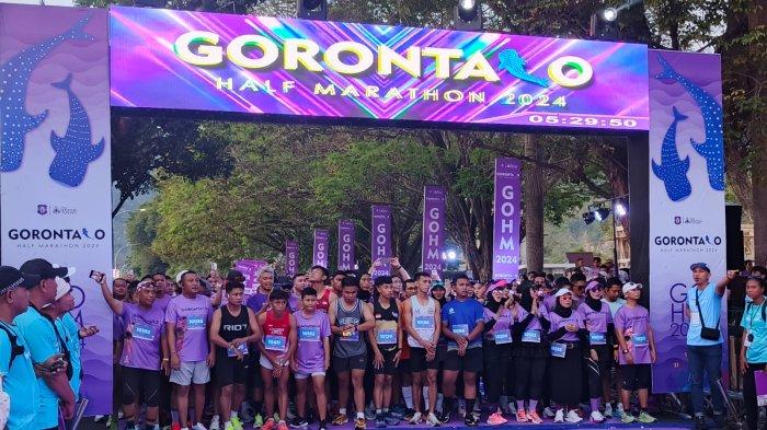 Sebanyak 2200 pelari dari berbagai kalangan memeriahkan Kick Off Gorontalo Half Marathon di Lapangan Taruna Remaja, Minggu (27/10/2024) pagi