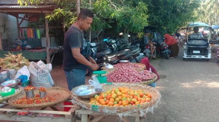 HARGA BAHAN POKOK - Beberapa Komoditi berupa tomat dan cabai di Pasar Jumat Gorontalo Utara, Jumat (4/7/2025). Harga bahan pokok ini mengalami lonjakan harga khususnya cabai