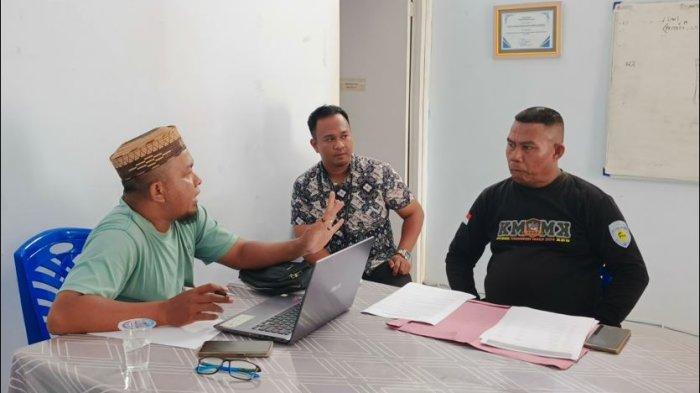 Hamidun Piyo (kanan) saat melaporkan oknum pengacara HB ke Ikadin Gorontalo yang diterima langsung Wakil Ketua DPD Ikadin Provinsi Gorontalo, Lukman Ismail (kiri).