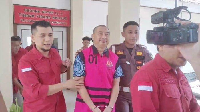 Hamim Pou mengenakan rompi tahanan saat keluar dari ruang pemeriksaan Kejati Gorontalo, Senin (17/4/2024).