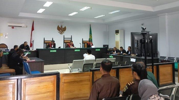 SIDANG TIPIKOR - Hamim Pou menjalani sidang perdana kasus tindak pidana korupsi bantuan sosial di Kabupaten Bone Bolango, Selasa (11/3/2025). Eks Bupati Bone Bolango itu dicecar sejumlah pertanyaan oleh majelis hakim.