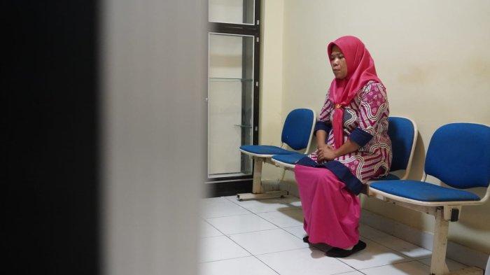 Istri Anjas, korban yang diduga dianiaya oknum polisi Gorontalo.