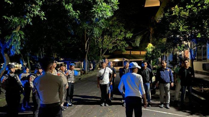 JUDI LOMBA LARI - Polda Gorontalo menciduk lokasi judi lomba lari di Telaga Gorontalo. Tiga pemuda diamankan polisi, Rabu (5/3/2025) dini hari. Mereka menaruh taruhan untuk menjagokan peserta lari.