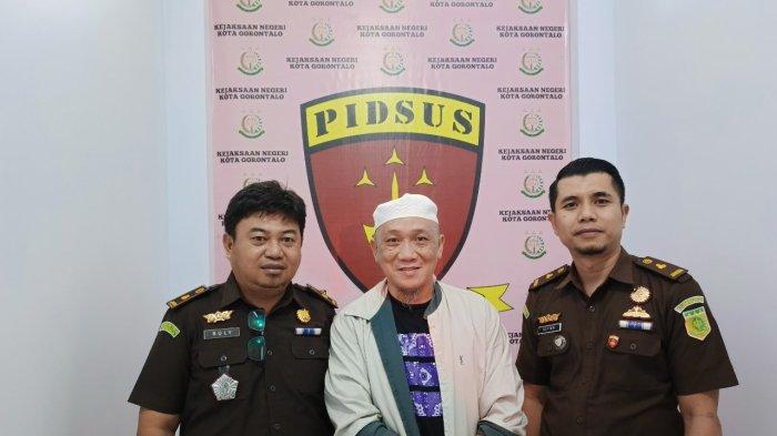 Jaksa Penuntut Umum Kejaksaan Tinggi Gorontalo, Alfian Kiayi (kanan) bersama Kepala Seksi Tindak Pidana Khusus Rully Lamusu (kiri) saat menerima tersangka Matris Lukum (tengah). Foto/Arianto