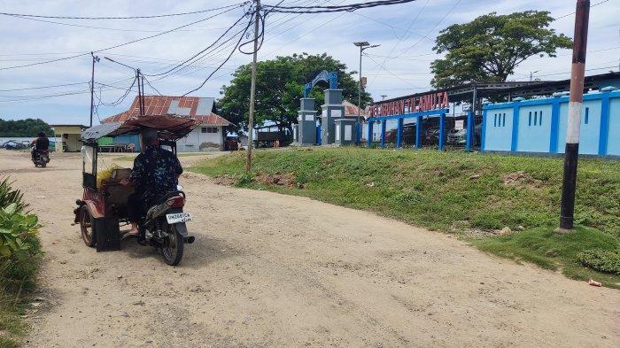 JALAN RUSAK - Kondisi jalan di depan Pelabuhan Tilamuta, tepatnya di wilayah Desa Pentadu Timur, Kecamatan Tilamuta, Kabupaten Boalemo, menjadi perhatian warga sekitar.