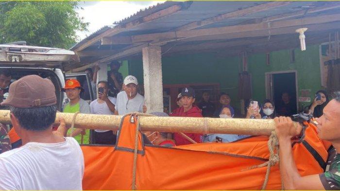 Jasad petugas PLN yang ditemukan di sungai saat dievakuasi menuju posko utama, Rabu (10/7/2024).