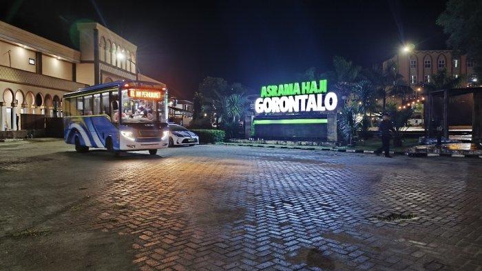 Jemaah haji Gorontalo kloter 10 menaiki bus menuju Bandara Djalaludin Groontalo.