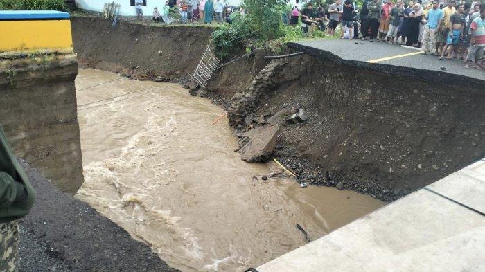 Jembatan putus di Monano, Kecamatan Bone, Kabupaten Bone Bolango, Provinsi Gorontalo, Sabtu (22/6/2024).