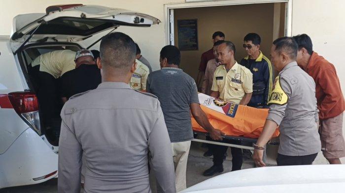 Jenazah Djafar Tobuto, warga Desa Alale, Kecamatan Suwawa Tengah saat dimasukkan ke dalam mobil ambulance di depan ruang Visum RSUD Toto Kabila, Kamis (25/7/2024) sore.