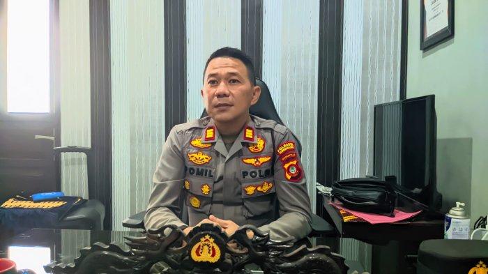 KAPOLSEK -- Kapolsek Kota Barat, AKP Pomil Montu membeberkan sejumlah keterangan saksi terkait kasus gadis Gorontalo diduga terjun dari Jembatan Potanga, Minggu malam (13/4/2025). FOTO: Herjianto Tangahu, TribunGorontalo.com