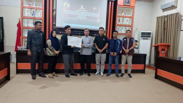 KPU Boalemo memberikan Berita Acara Kepada Bapaslon Burhanudin Pulubuhu dan Rivendi Luawo, Selasa (18/6/2024).