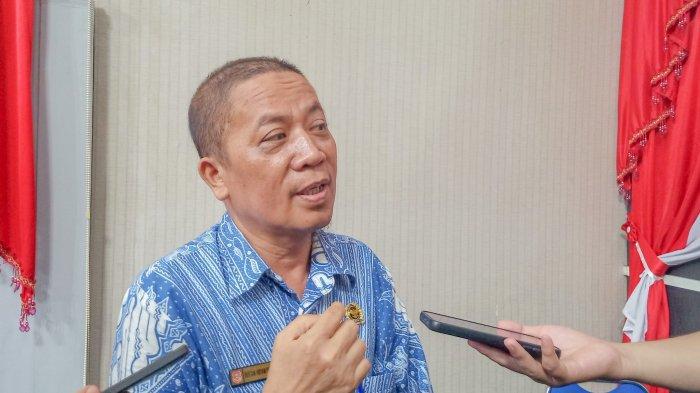 CALO PPPK : Kades Hutabohu Rustam Pomalingo saat diwawancarai wartawan, Selasa (12/2/2025). Rustam Pomalongo bersedia mengembalikan uang dari pihak keluarga NH (Sumber Foto: TribunGorontalo.com/Jefri Potabuga).