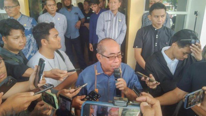 PENYERANGAN SATPOL -- Wali Kota Gorontalo, Adhan Dambea saat memantau kondisi Kantor Satpol-PP Kota Gorontalo usai penyerangan, Minggu (6/7/2025). Adhan Dambea menyayangakan adanya kejadian ini yang dilakukan oleh oknum polisi pada masa HUT Bhayangkara. Foto: Tribungorontalo.com/Jefri Potabuga.