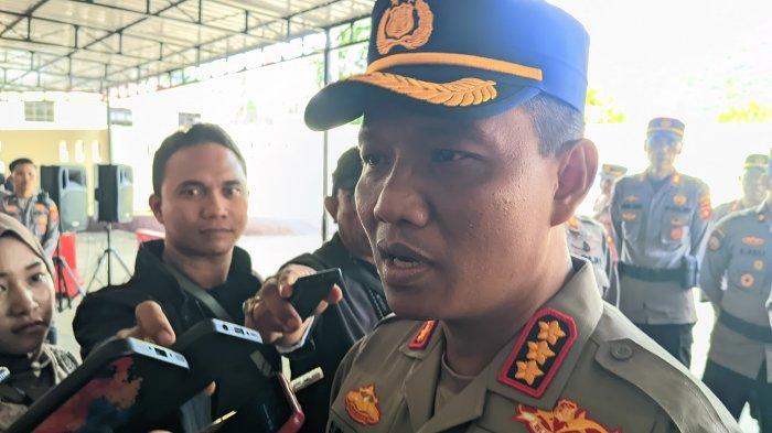 TERIMA LAPORAN - Kapolresta Gorontalo Kota, Kombes Pol Suryono saat diwawancarai wartawan, Senin (7/7/2025). Suryono membeberkan penyerangan Kantor Satpol PP Kota Gorontalo tengah diselidiki polisi.