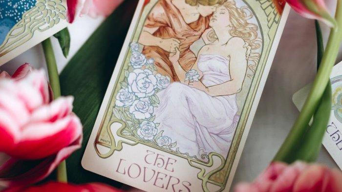 Kartu Tarot The Lovers (Pexels)
