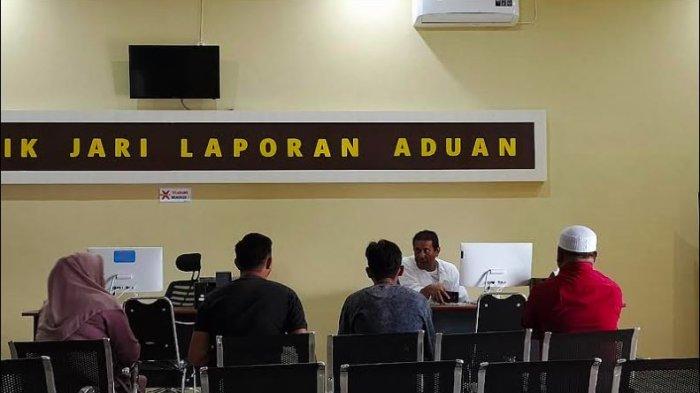Keluarga korban saat mendatangi SPKT Polres Bone Bolango, Kamis (7/11/2024).