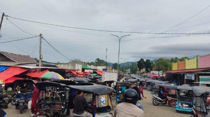 KEMACETAN BERAT -- Potret kawasan pasar tradisional Tilamuta, Desa Hungayonaa, Kabupaten Boalemo, Minggu 22/6/2025). Warga meresahkan kemacetan yang sering muncul kala melintasi Jalan Trans Sulawesi area pasar tradisional Tilamuta.