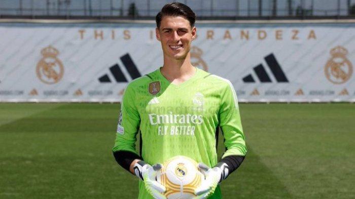 Foto - Kepa Arrizabalaga berpose sebagai di Stadion Alfredo di Stefano usai diresmikan sebagai pemain baru Real Madrid.
