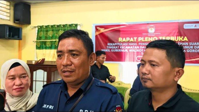 Ketua Panitia Pemilihan Kecamatan (PPK) Kota Barat, Jefri Idrus (tengah) saat diwawancarai TribunGorontalo.com seusai Rapat Pleno Terbuka Rekapitulasi Suara Pilkada Kota Gorontalo 2024 di Kantor Camat, Kelurahan Buladu, Kecamatan Kota Barat Kota Gorontalo, Sabtu (30/11/2024).