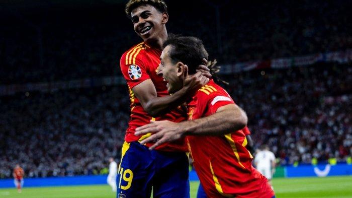 Lamine Yamal merayakan gol Mikel Oyarzabal di menit ke-86