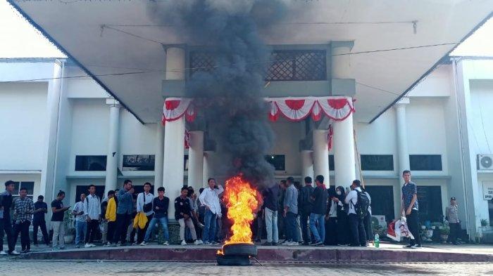 Mahasiswa menggelar aksi demonstrasi menuntut pencopotan Kepala Dinas Kesehatan Kabupaten Gorontalo dan Kepala Puskemas Telaga Gorontalo.