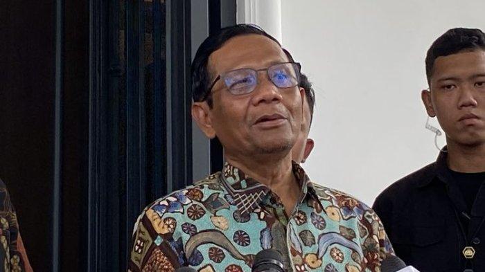 PENATAAN ORMAS - Potret Mahfud MD usai menerima kunjungan Menko Polhukam Hadi Tjahjanto di kediamannya, Kuningan, Jakarta Selatan, Kamis (22/2/2024). Mahfud MD beberapa waktu lalu berkomentar soal premanisme berkedok ormas.