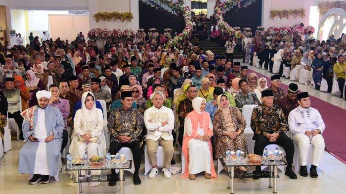 Mantan Gubernur Gorontalo Fadel Muhammad saat menghadiri halalbihalal digelar pemerintah provinsi di gedung Sumber Ria, Kota Gorontalo, Sabtu (5/4/2025). Tampak Gubernur Gorontalo Gusnar Ismail dan Idah Syahidah Rusli Habibie serta ribuan tokoh Provinsi Gorontalo berkumpul.