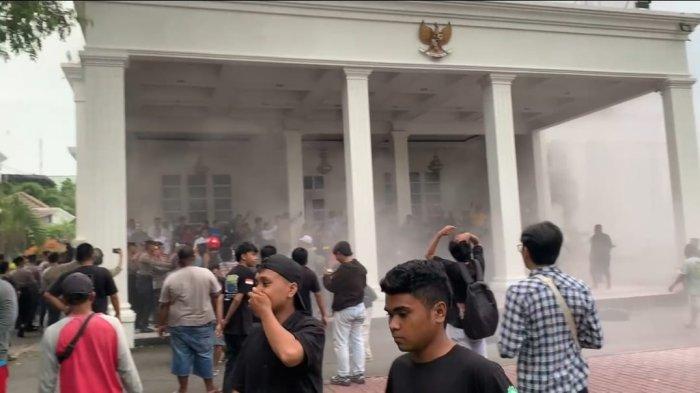 DEMO RICUH -- Massa aksi mengatasnamakan Aliansi Sopir Gorontalo mengepung rumah dinas gubernur Gorontalo, Senin (7/7/2025). Mereka memaksa ingin bertemu Gubernur Gusnar Ismail.