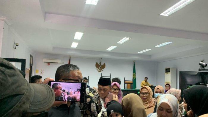 SIDANG KASUS KORUPSI - Matris Lukum dirangkul oleh keluarganya usai pembacaan sidang putusan kasus korupsi revitalisasi Benteng Otanaha. Isak tangis menggema di ruang sidang seiring vonis bebas yang diterima Matris Lukum hari ini, Kamis (20/3/2025).